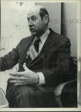 1974 Press Photo Guy O. Mabry sits in chair and gestures while talking
