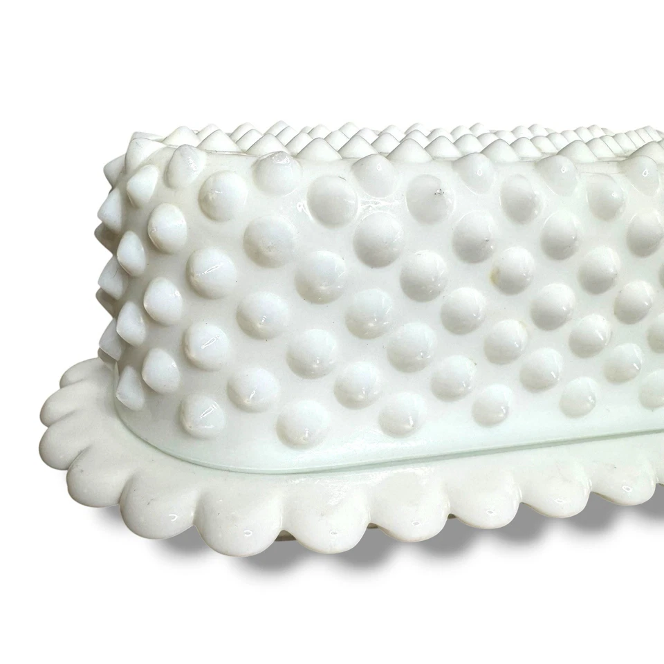 Plato de mantequilla cubierto de vidrio de leche Fenton Hobnail con borde festoneado de colección   Foto 3 de 4