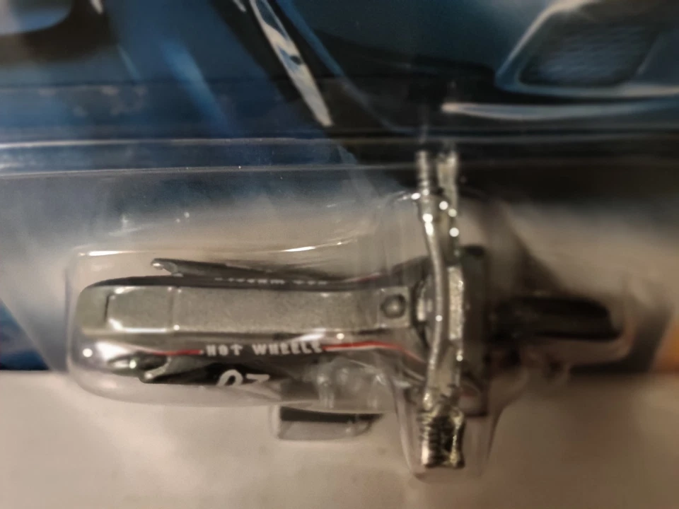 Hot Wheels 2007 New Models  #11/36 Gray WASTELANDER - Red Spokes W/Protector  - Image 3 of 4