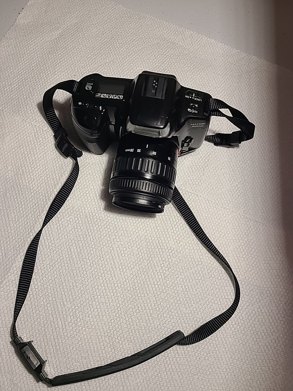 Minolta Maxxum 300si 35mm SLR Camera Auto/Manual Focus Built-in Flash Lens Strap