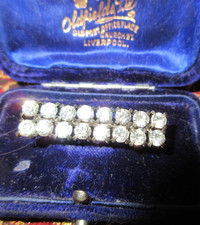 Lovely  vintage silvertone two row rhinestone glass bar  brooch