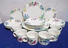 Majesticware by Oneida "Geranium" Service for 6 Stoneware 24 Pieces