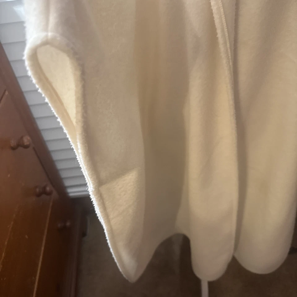 Capa Amanda Smith Crema con Botones Dorados Talla Única Foto 4 de 4