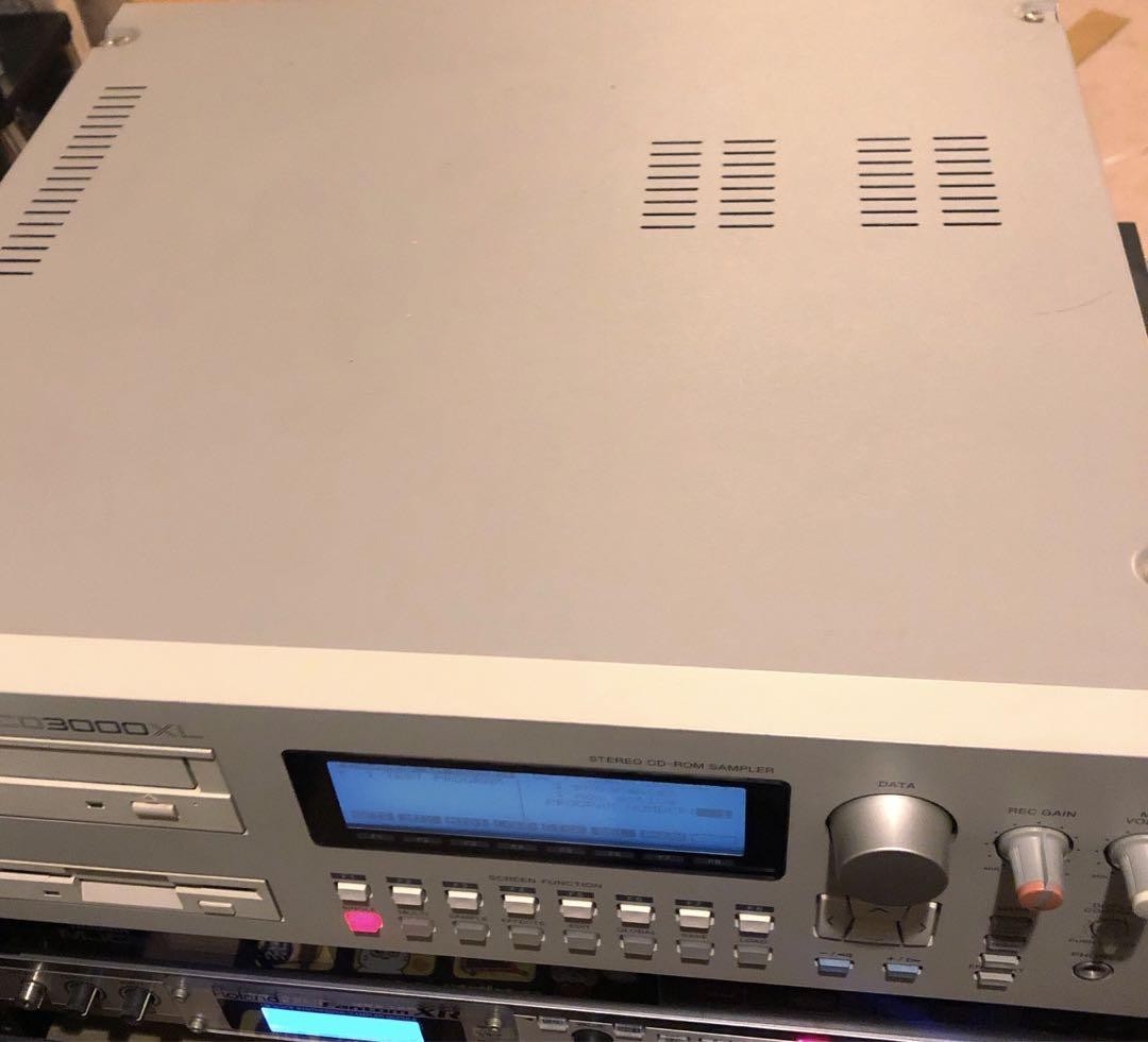 AKAI Professional CD3000XL 16-bit Stereo Digital Sampler AKAI Professional CD3000XL 16-bit Stereo Digital Sampler