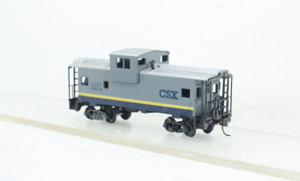 HO Scale Walthers 931-505 CSX Extended Vision Caboose - Image 3 of 4