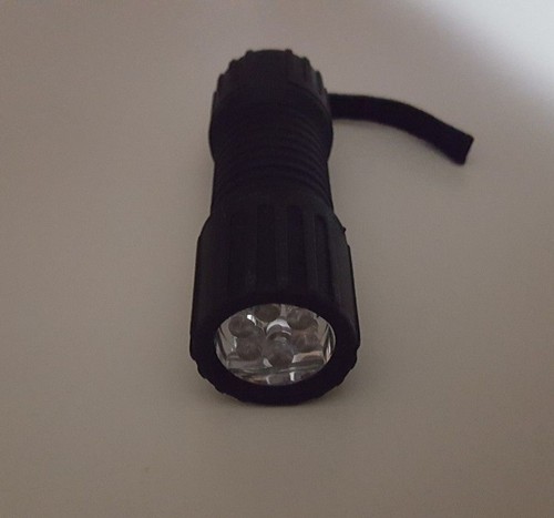 DORCY MINI FLASHLIGHT W/LANYARD TAKES 3 AAA BATTERIES NOT INCLUDED NEW WORKING - Picture 3 of 3