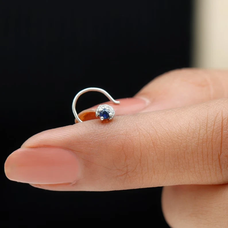 Pin piercing gancho nariz diamante zafiro natural redondo de 0,06 quilates oro blanco de 14 quilates Foto 3 de 4