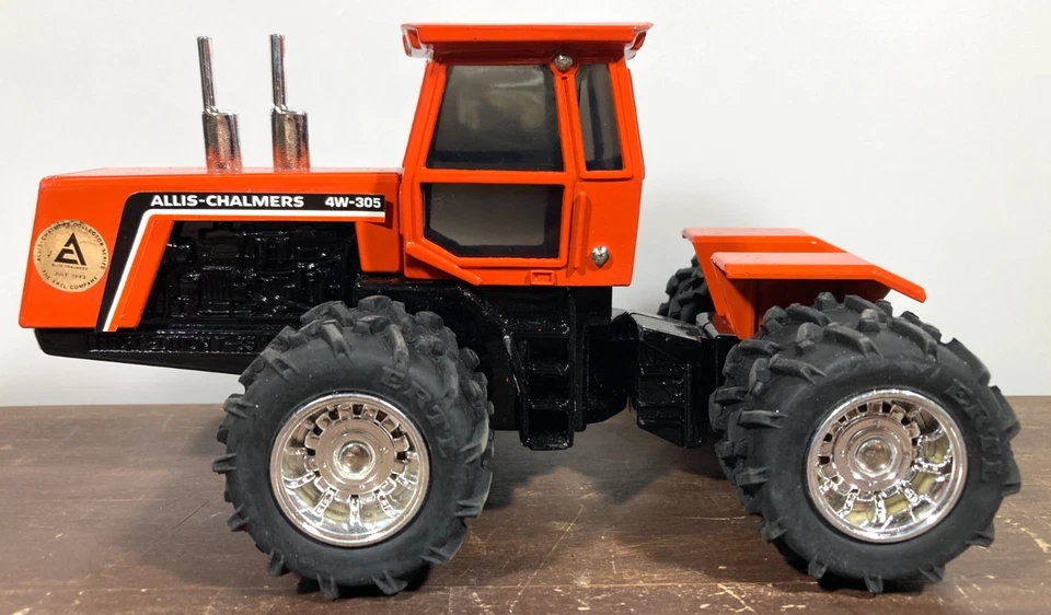 Ertl Allis-Chalmers 1983 4W-305 Tractor Diecast 1/32 Scale w/ Bad Box 4wd Duals - Image 2 of 4