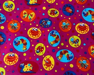 Heller Baumwoll Cerise Stoff mit Funky Bugs Kindermotiv halber Meter 56'' breit