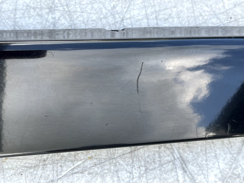 2000 AUDI A6 QUARTO TRASEIRO EXTERIOR PILAR APLIQUE ACABAMENTO FAIXA MOLDURA ESQUERDA FABRICANTE DE EQUIPAMENTO ORIGINAL - Imagem 3 de 4