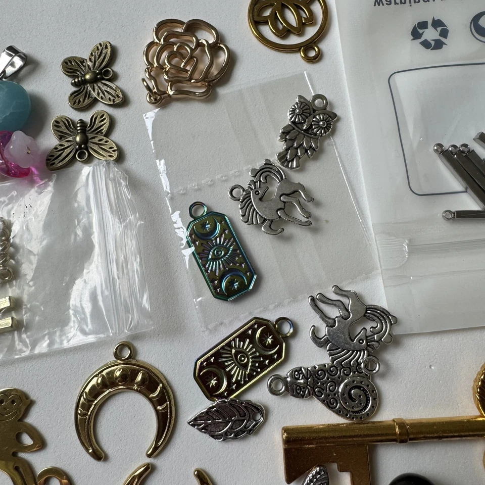 Лот разнообразных амулетов. Нержавеющая сталь, акрил, металл, стекло - Изображение 4 из 4