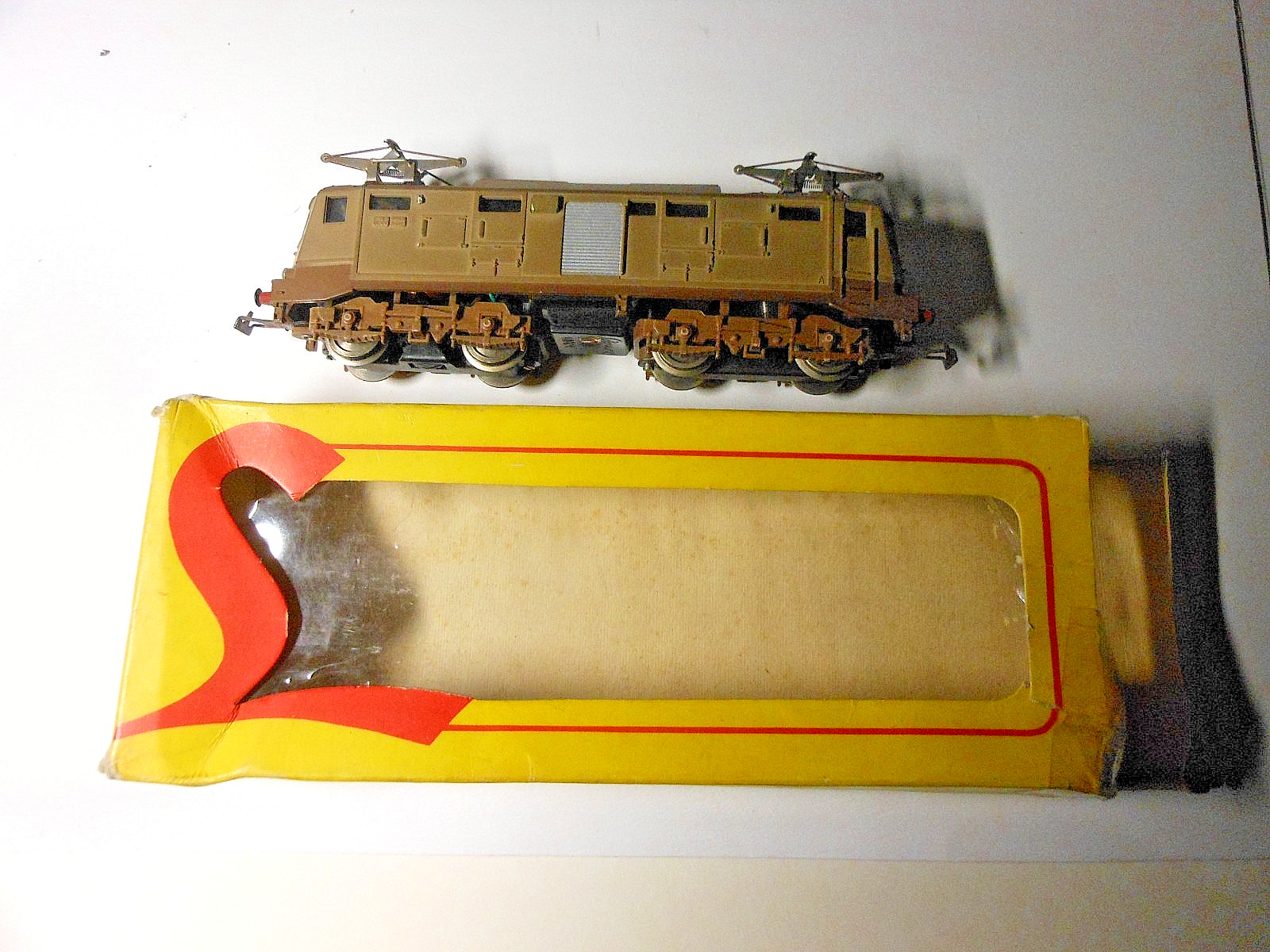 Loco E. 424 F.S. della vecchia produzione Lima in HO con scatola