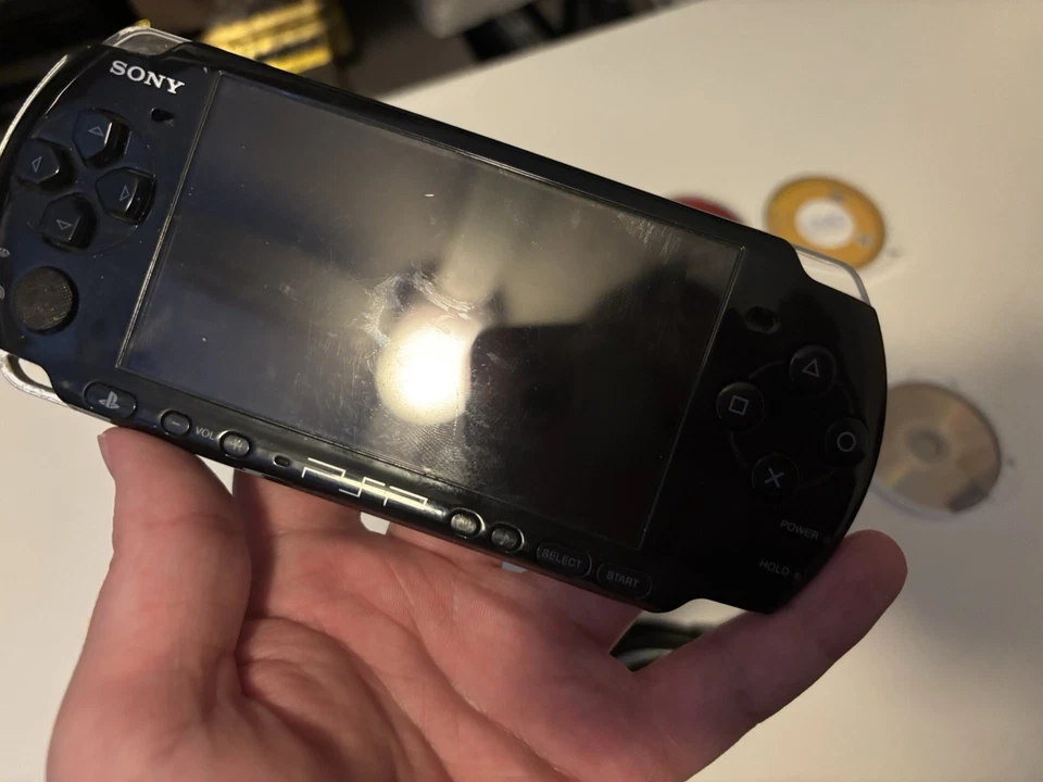 Sistema de console portátil Sony PlayStation PSP 3001 preto e 4 jogos - Imagem 2 de 4