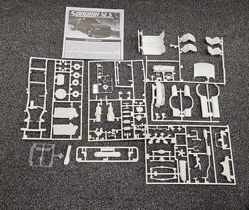 1995 GMC SONOMA PICKUP TRUCK 1/25 SCALE MODEL PARTS LOT - Picture 1 of 7