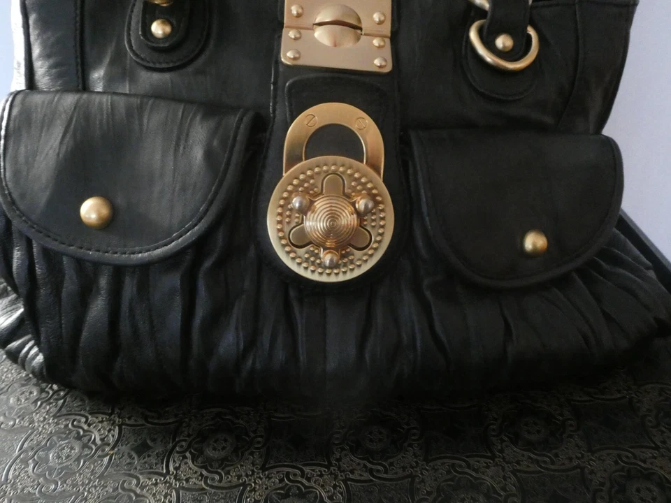 Bolso de hombro Steven by Steve Madden para mujer de cuero genuino negro dorado cierre giratorio Foto 3 de 4