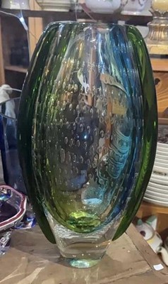 Eine große, freigeblasene Vase im Murano Stil mit Grün- und Blautönen und Luftblasen.