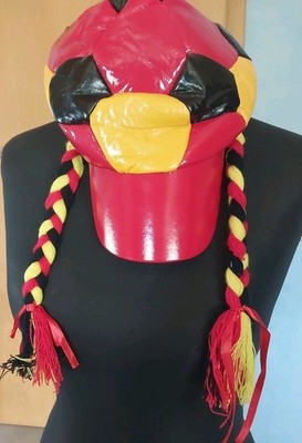 Lustige Deutschland Fußball Fanmütze. Schildkappe mit Zöpfen. Schwarz, Rot, Gold