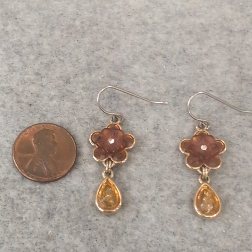 Pendientes colgantes vintage de flores en tono dorado con acento de lágrima ámbar Foto 2 de 3