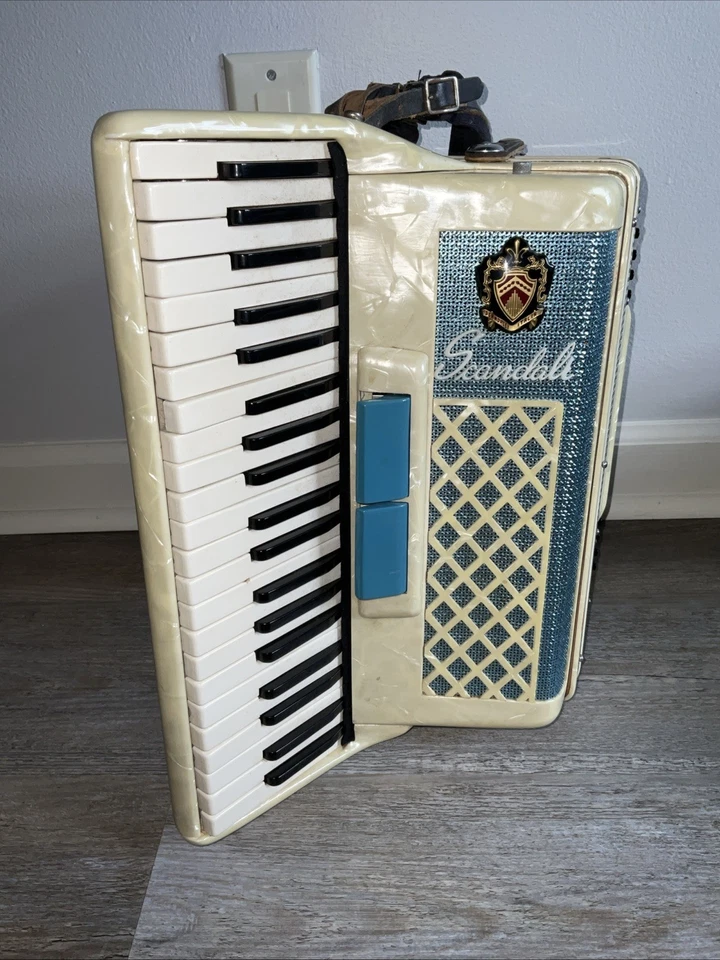 SCANDALI 41 LLAVE AZUL TONO PERLA MODELO 409\29 ACORDEÓN Y ESTUCHE HECHO EN ITALIA Foto 2 de 4
