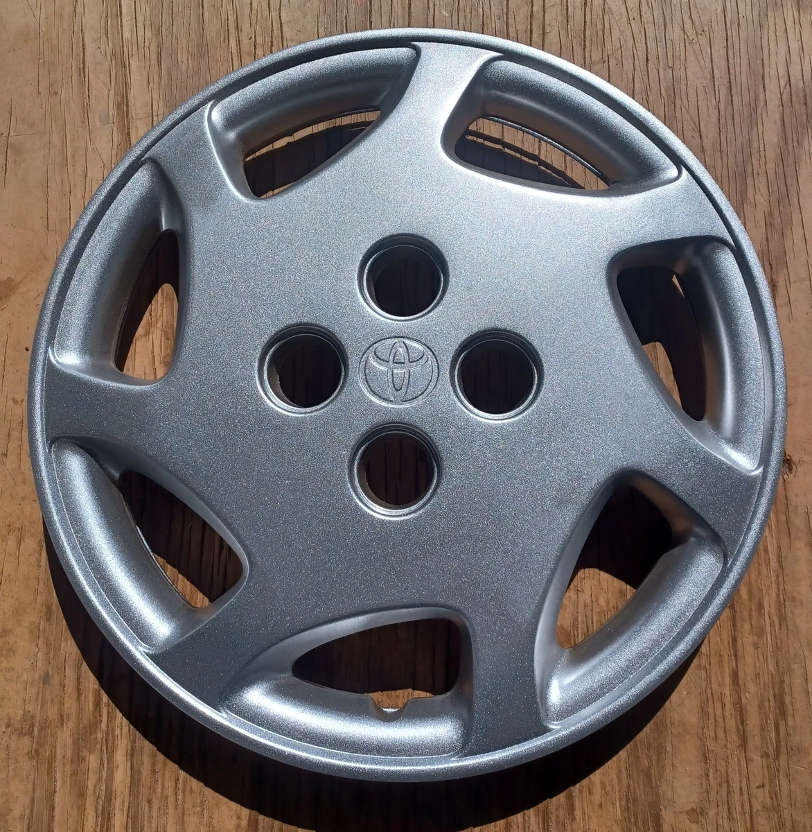 4-pack of 14 Push-on Silver Hubcaps for 2000-2002 Corolla - ARFH273