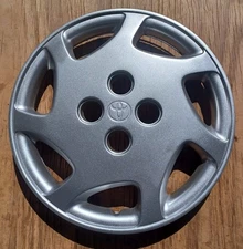Toyota Corolla hubcap 1998-2000 fits 14" wheels, p/n 42621 AB020 61098 repainted