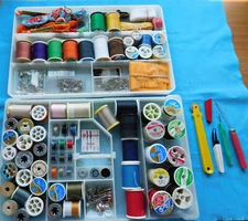 SEWING BOX / THREAD, NEEDLES, PINS, SINGER BOBBINS, DARNING NEEDLES, TOOLS +++