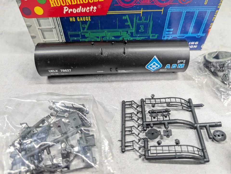 Roundhouse 3250 HO Scale 50' Tank Car ADM UELX #78627 KIT READ - Image 2 of 4