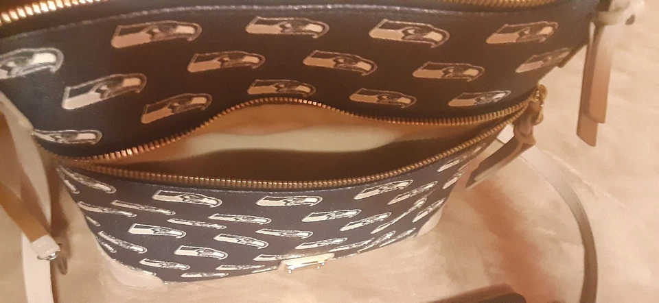 Bolso Bandolera Seattle Seahawks Dooney & Bourke ¡Muy Usado con Muñequera! Foto 4 de 4