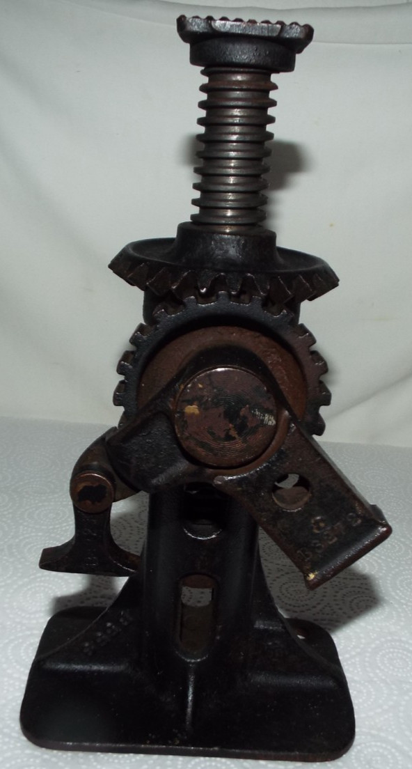 RARE ANTIQUE CAST METAL MODEL-T AUTOMOBILE JACK WITH LIFT BAR B553 READ!!