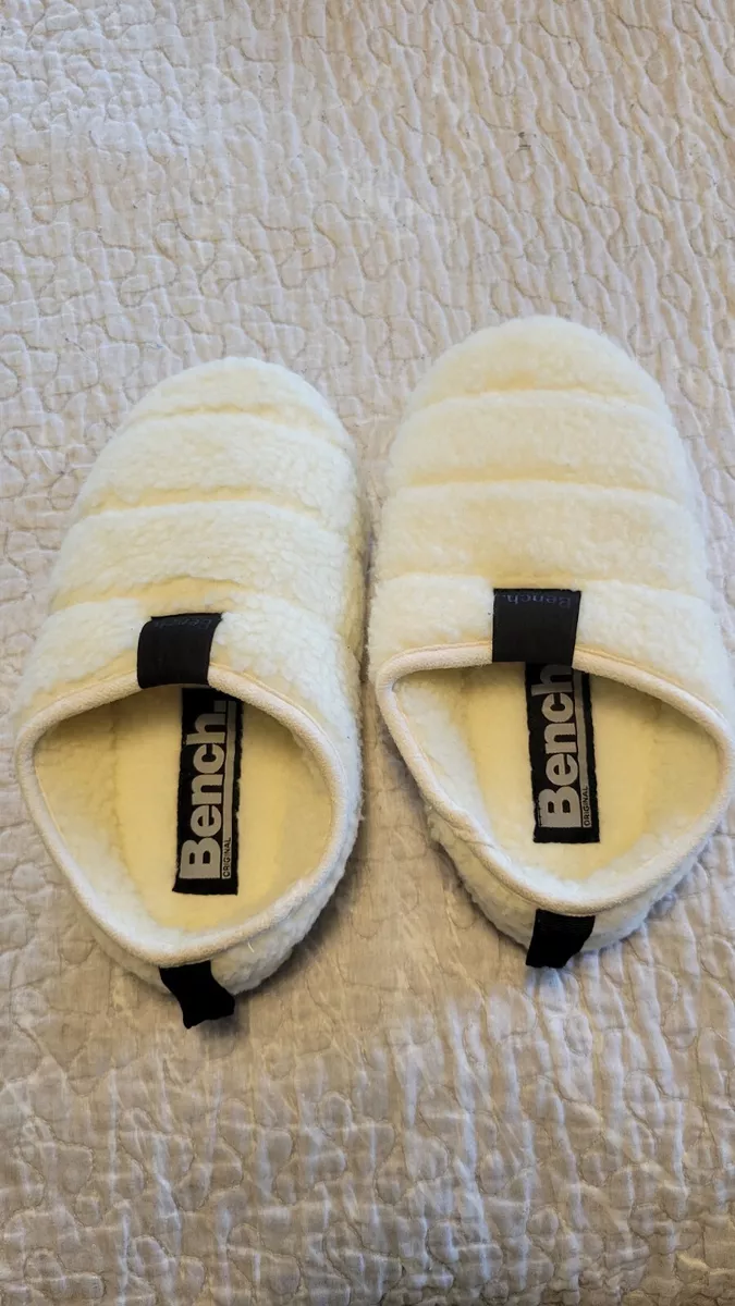 Bench slippers hotsell mens