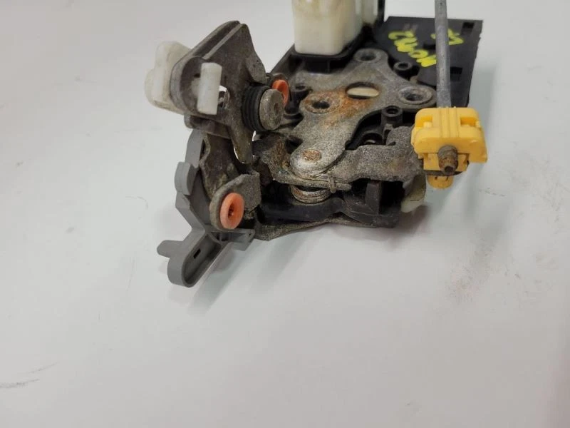 2000-2006 GMC YUKON ЛЕВЫЙ LH ЗАДНИЙ ПРИВОД ЗАЩЕЛКИ ВОДИТЕЛЬСКОЙ ДВЕРИ - Изображение 3 из 4