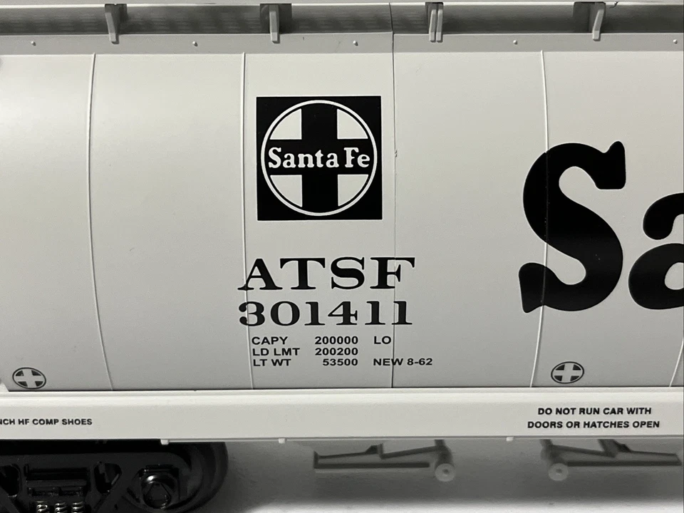 MTH 20-97421 - 4-Bay Cylindrical Hopper - Santa Fe #301411 - O Scale - Image 2 of 4