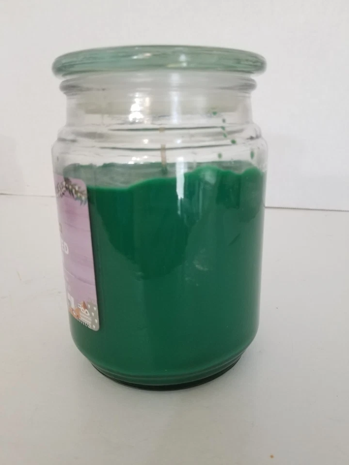 Candle-Lite Edición Limitada Envuelta en Vela Perfumada Pino Verde Abeto 18 Oz. Foto 2 de 4