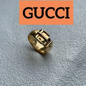 Bague écharpe dorée GUCCI motif ceinture accessoire vintage élégant diamètre 2,7 cm