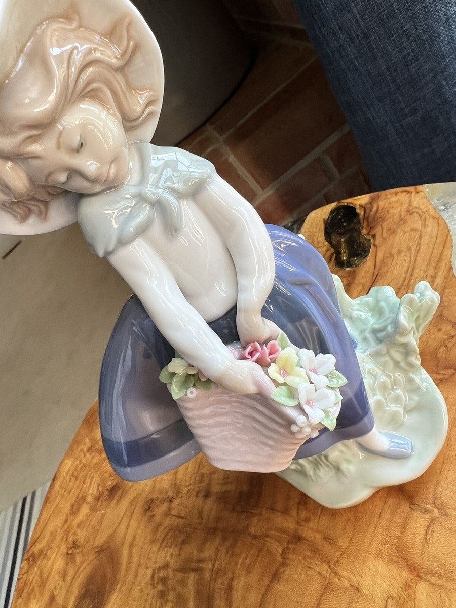 Lladro Spain Porcelain Figurine 5222 Pretty Pickings Girl w