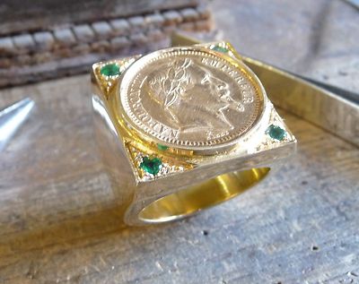 Chevalière or carré XXL avec douille, pièce 20 Francs Napoléon lauré,  émeraude