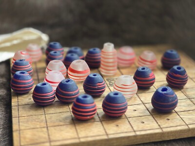 Hnefatafl Holzbrett mit Milchglasfiguren Birka Wikingerzeit Tafl Schach
