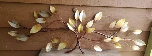 Decoración de pared de hoja de metal con detalles dorados - Imagen 9 de 10
