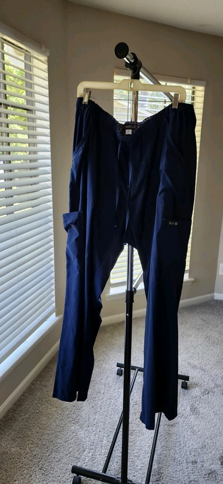 Koi Basics 男式 2 件磨砂套装上衣和裤子海军蓝二手状况良好 — 第 3/3 张图片