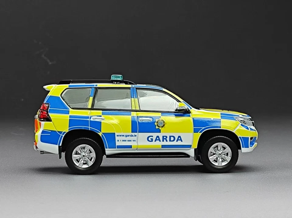 VITESSE TOYOTA LAND CRUISER PRADO 2018 GARDA IRELAND TRAFFIC POLICE 29427 - Image 3 of 4