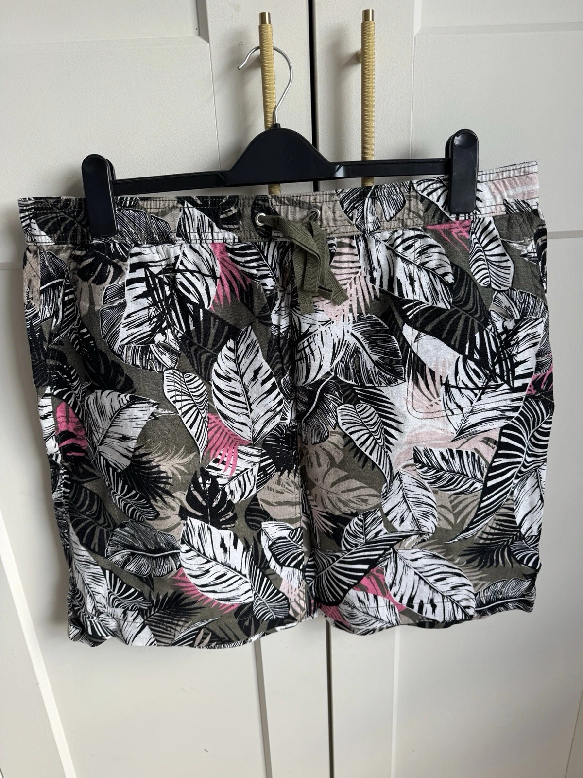 Women’s 100% linen knee length Marks & Spencer summer skirt size 18 Bnwt
Opens in a new window or ta