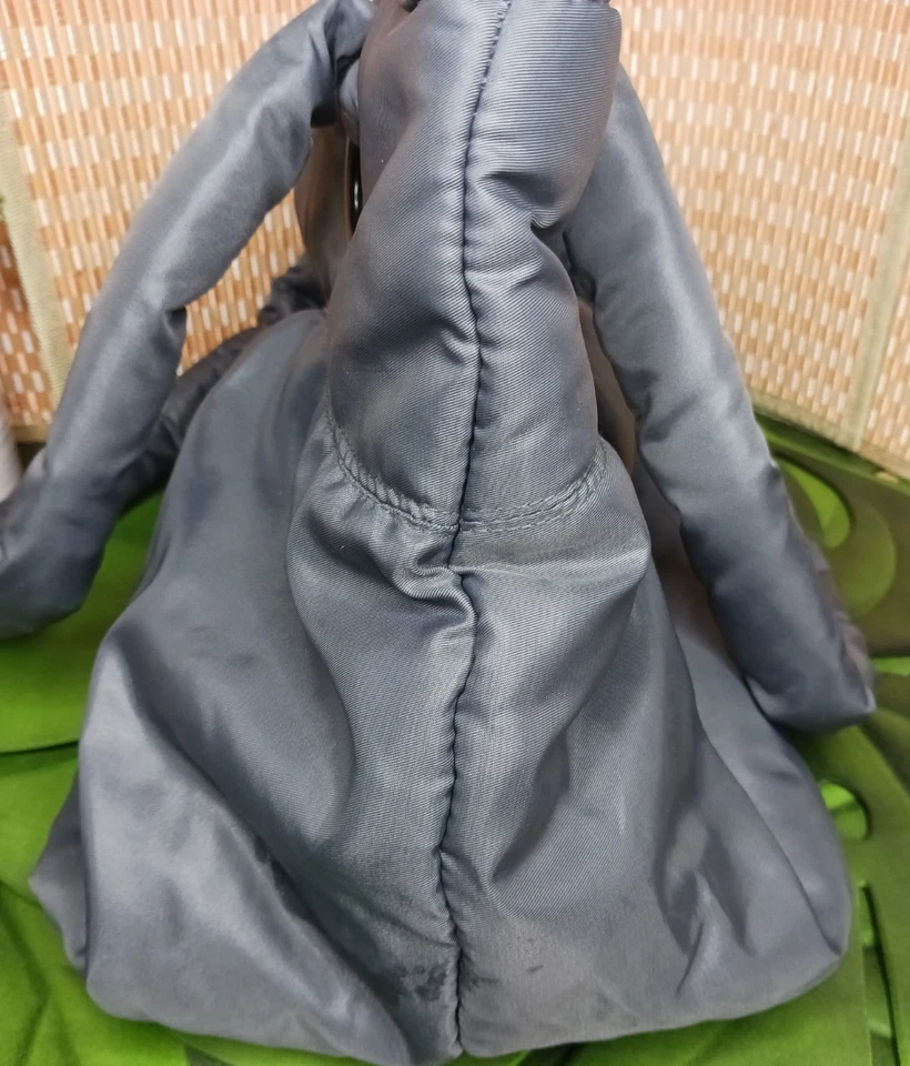 Bath & Body Works ~ Bolso de Mano Hobo Puffer de Nylon Gris ~ Interior de Punto Rosa ~ 17x13x8 Foto 4 de 4