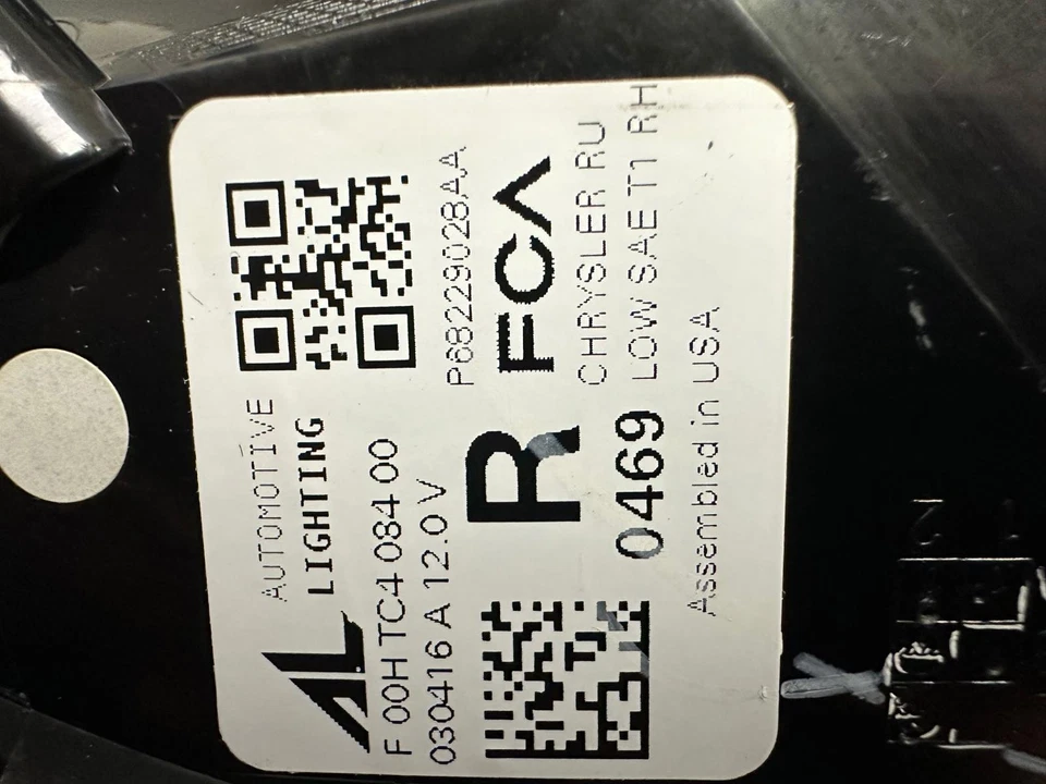 Nueva luz trasera exterior derecha gris Mopar OEM 2017-2023 Chrysler Pacifica 68229028AA Foto 3 de 4