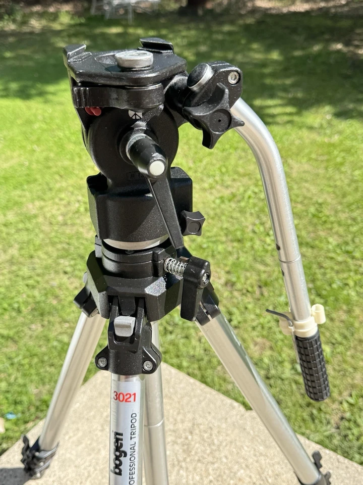BOGEN MANFROTTO 3021  CAMERA TRIPOD w/  3063 HEAD *MADE IN ITALY* Fluid Head - Image 4 of 4