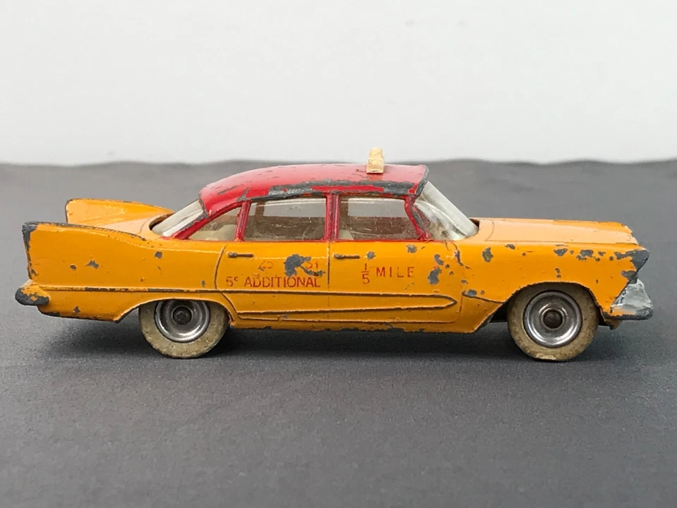 Dinky Toys Inglaterra 1:43 Diecast Amarillo y Rojo PLYMOUTH PLAZA TAXI Muy querido Foto 3 de 4