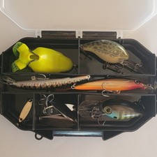 ​Mixed Fishing Lure Lot Acme Kastmaster Mr Champ Luhr Jensen Crankbaits w/Case