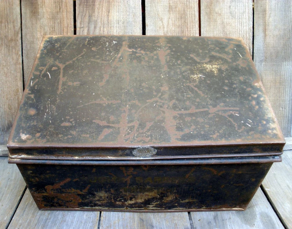 Antiguo baúl de metal rústico CHALMERS & TOSH de colección cofre de John Barker Escocia Foto 3 de 4