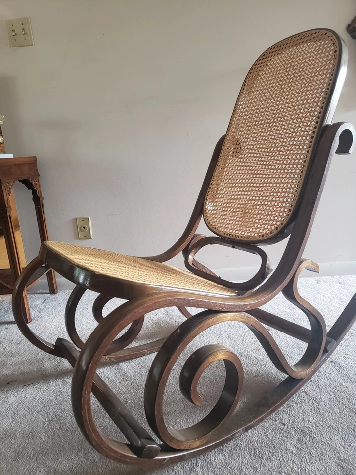 Juego balancín y mesa auxiliar/taburete de pie estilo tonet de madera curvada vintage Foto 3 de 4