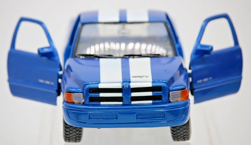 Maisto Dodge Ram 1500 Die-Cast Super Sport SS/T 1997 V8 rayas azules y blancas Foto 3 de 4