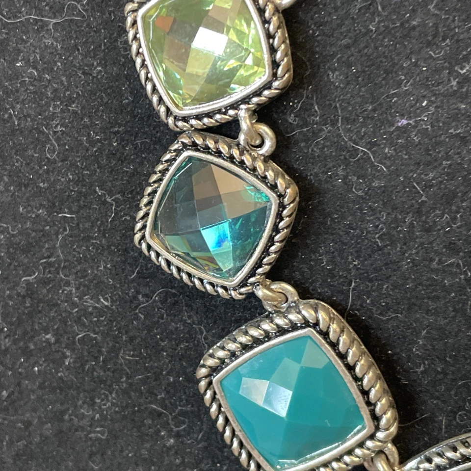 Juego de pendientes collar Napier llamativo cristal verde azulado corte cojín tono plata Foto 2 de 4